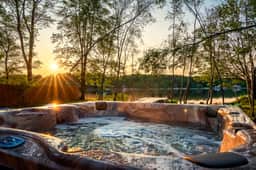 Lakefront Luxury | Dock • Kayaks • Hot Tub • Fish