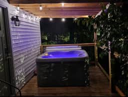 Boutique Retreat | Hot Tub • Fire Pit • King Bed