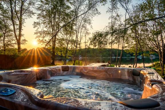 Lakefront Luxury | Dock • Kayaks • Hot Tub • Fish