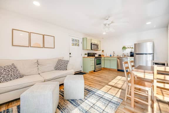Boutique Retreat | Hot Tub • Fire Pit • King Bed