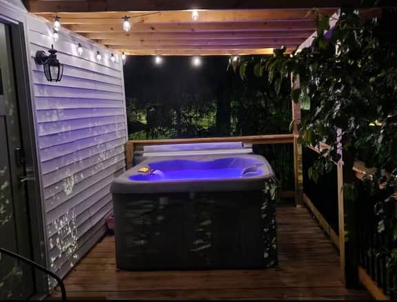 Boutique Retreat | Hot Tub • Fire Pit • King Bed