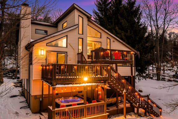 Lakefront•Hot Tub•Sauna•Kayaks•Game Room•Poconos